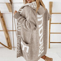 Marlene | Damen Gestrickte Kapuzenjacke mit Schriftzug Muster Offene Strickjacke – Beige