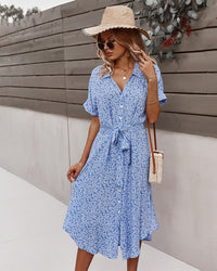 Damen Hemdblusenkleid mit Knopfleiste Bindegürtel Kurzen Ärmeln und Blumenmuster in Midilänge – Blau