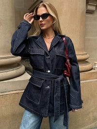 Damen Jeansjacke mit Gürtel und Brusttaschen – Dunkelblau
