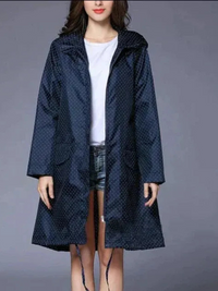 Damen klassischer Outdoor-Regenmantel | Wasserdichte – Blau polka
