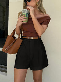 Damen Kurze Hose mit Bundfalten Gürtelschlaufen und Seitentaschen – Schwarz
