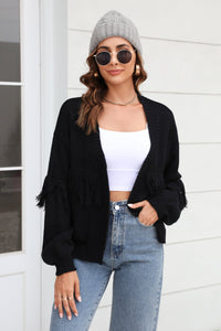 Damen Kurze Strickjacke mit Offener Front Fransenbesatz an den Ärmeln und Rippstrick Muster – Schwarz