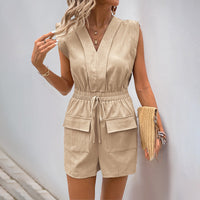 Damen Kurzer Jumpsuit mit V-Ausschnitt Kordelzug an der Taille und aufgesetzten Taschen – Beige