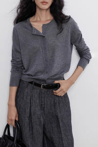 Damen Langarm Strickjacke mit Rundkragen und durchgehender Knopfleiste – Grau
