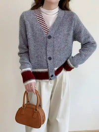 Damen Langarm Strickjacke mit V-Ausschnitt und Drei-Knopf-Leiste in melierter Oberfläche – Grau