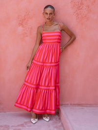 Damen Maxikleid mit geradem Ausschnitt und Spaghettiträgern mit Stufenrock und Streifenmuster – Rot