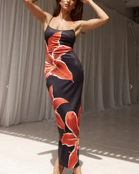 Damen Maxikleid mit großflächigem Blumenmuster geradem Ausschnitt und Spaghettiträgern – Schwarz mit Blumenmuster