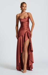 Damen Maxikleid mit Spaghettiträgern und Asymmetrischem Saum – Ziegelrot