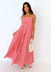 Damen Maxikleid mit Streifen gerader Ausschnitt und Spaghettiträgern mit Stufensaum – Rot mit Streifen