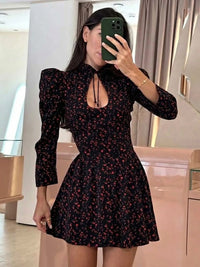 Damen Mini-Kleid mit Blumenmuster und Stehkragen mit Schnürung und Puffärmeln – Rot