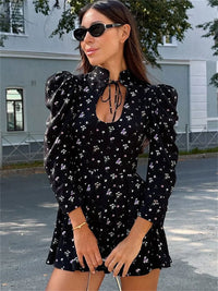 Damen Mini-Kleid mit Blumenmuster und Stehkragen mit Schnürung und Puffärmeln – Schwarz