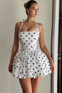 Damen Mini Kleid mit eckigem Ausschnitt Neckholder Trägern Tupfenmuster und Ballonrock Saum – Weiß mit Punkten