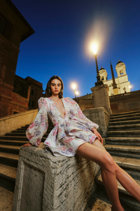 Damen Minikleid mit Blumenmuster tiefem V-Ausschnitt Ballonärmeln und Stufenrock – Weiß mit Blumenmuster