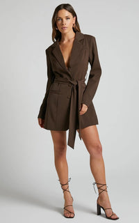 Damen Minikleid mit Reverskragen Langen Ärmeln Knopfverschluss und Bindegürtel – Braun