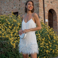 Damen Minikleid mit Spaghettiträgern V-Ausschnitt Paillettenbesatz und Federdetails am Saum – Weiß