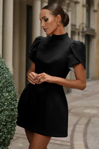 Damen Minikleid mit Stehkragen kurzen Puffärmeln und sichtbarer Teilungsnaht – Schwarz