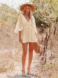 Damen Minikleid mit V-Ausschnitt und weiten Spitzenärmeln mit Volant und Knopfleiste – Beige