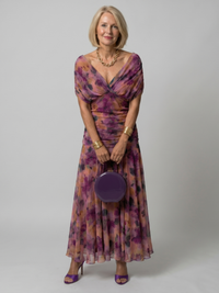 Damen Off-Shoulder Maxi Kleid mit Drapeé-Kragen und Raffbund – Lila mit Aquarelldruck