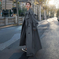 Emilia | Damen Oversized Zweireiher Maxi Trench Coat mit Bindegürtel – Grau