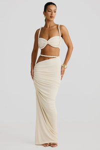 Damen Set mit Bustier-Oberteil und Maxirock mit geflochtenen Trägern und seitlicher Raffung – Weiß