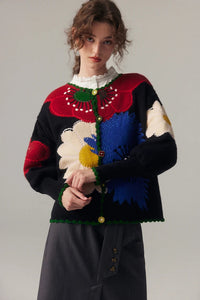 Damen Strickjacke mit Knopfleiste und Blumenmuster in Reliefstruktur sowie Bogensaum – Schwarz