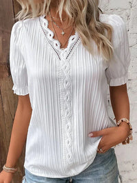 Damen Top mit V-Ausschnitt Spitzenbesatz kurzen Puffärmeln und Plisseestruktur – Weiß