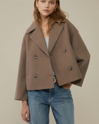 Kurze Jacke für Damen mit Reverskragen im zeitlosen zweireihigen Design – Braun