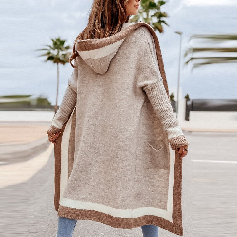 Xanthippe | Langstrickjacke mit Kapuze in Trikolor – Eleganz und Komfort