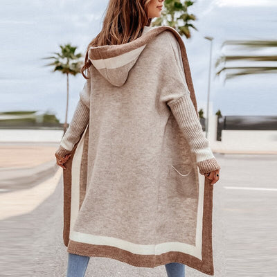 Xanthippe | Langstrickjacke mit Kapuze in Trikolor – Eleganz und Komfort