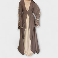 Jasmin - Elegantes Set aus Cardigan und Kleid mit Schleifenakzent – Taupe