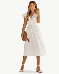 Lara™ | Kleid mit V-Ausschnitt und Rüschenärmeln – Weiß