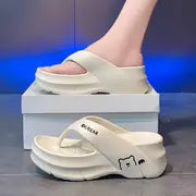 Maya - Stylische schwarze EVA-Flip-Flops für Frauen mit niedlichem Bärendesign – Milchig