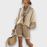 Verina – Zweiteiler mit Karomuster und Urlaubscharme – Beige
