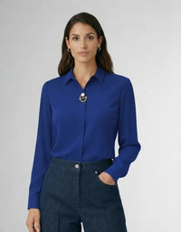 Elegante Langarm Bluse für Damen mit verdeckter Knopfleiste und dekorativer Schmuckspange – Dunkelblau