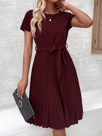 Elise | Plissiertes Kurzarm-Midikleid mit Bindegürtel – Lila
