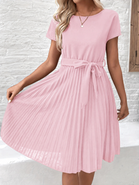 Elise | Plissiertes Kurzarm-Midikleid mit Bindegürtel – Rosa