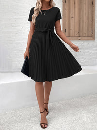 Elise | Plissiertes Kurzarm-Midikleid mit Bindegürtel – Schwarz