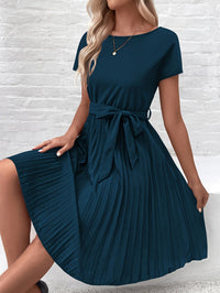 Elise | Plissiertes Kurzarm-Midikleid mit Bindegürtel – Pfauenblau