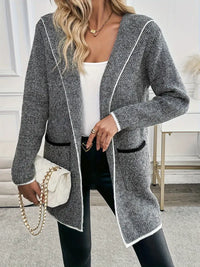 Wivasse | Strickjacke mit Kapuze und Kontrastbesatz, vorne offen, lange Ärmel mit Tasche – Schwarz-Weiß-Farbe