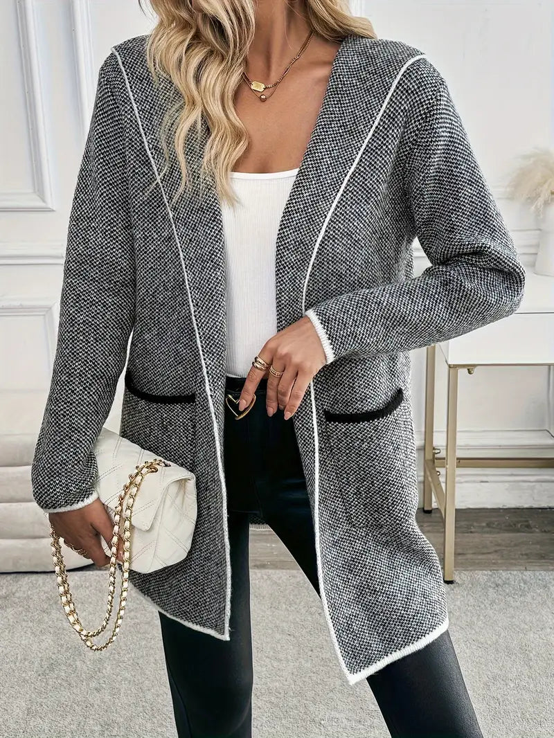 Wivasse | Strickjacke mit Kapuze und Kontrastbesatz, vorne offen, lange Ärmel mit Tasche