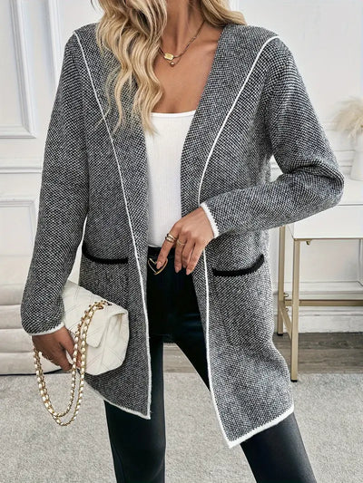 Wivasse | Strickjacke mit Kapuze und Kontrastbesatz, vorne offen, lange Ärmel mit Tasche