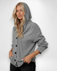 Strickjacke für Damen mit Kapuze und großen schwarzen Knöpfen – Grau