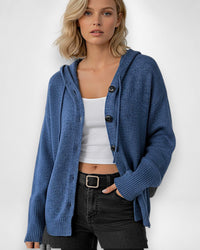 Strickjacke für Damen mit Kapuze und großen schwarzen Knöpfen – Blau