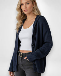 Strickjacke für Damen mit Kapuze und großen schwarzen Knöpfen – Marine