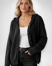 Strickjacke für Damen mit Kapuze und großen schwarzen Knöpfen – Schwarz