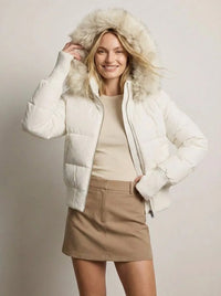 Kurze Jacke für Damen mit hohem Kragen und abnehmbarer Kapuze – Weiß