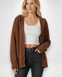 Strickjacke für Damen mit Kapuze und großen schwarzen Knöpfen – Braun