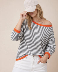 Gestreiftes Langarmshirt für Damen mit U-Boot-Ausschnitt – Schwarz und Weiß