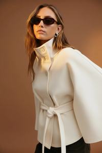 Lara™ | Cape-Mantel mit Taillengürtel & Stehkragen – Creme