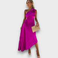 Lunelle – Asymmetrisches Kleid mit Rosendetail – Violett